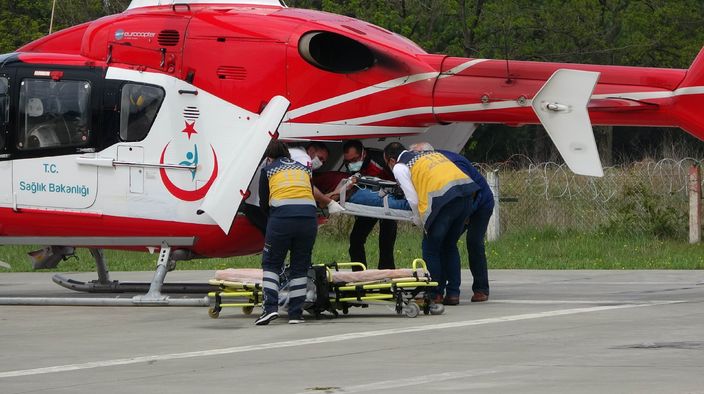 Son dakika haberler... Ambulans helikopterin tarlasına inmesine ...