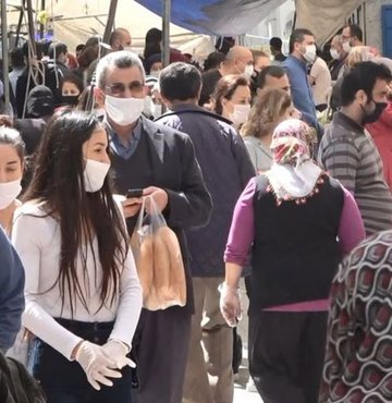 SaÄlÄ±k BakanlÄ±ÄÄ± Bilim Kurulu Ã¼yesi, Prof. Dr. Tevfik ÃzlÃ¼, koronavirÃ¼s vakalarÄ±nda son gÃ¼nlerde yaÅanan artÄ±Åa dikkat Ã§ekerek, "ArtÄ±ÅÄ±n nedeni 4 gÃ¼nlÃ¼k sokaÄa Ã§Ä±kÄ±Å yasaÄÄ±nÄ±n ardÄ±ndan pazartesi ve salÄ± gÃ¼nleri sokaklarda, pazarlarda, marketlerde gÃ¶zlediÄimiz kalabalÄ±klaÅma" dedi. Prof. ÃzlÃ¼, vatandaÅlarÄ±n temizliklerine ve izolasyona dikkat etmesi gerektiÄini vurguladÄ±.
