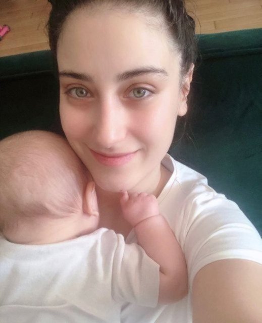 Hazal Kaya'yı güldüren fotoğraf! - Magazin haberleri