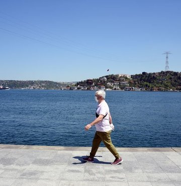 Prof. Dr. Evren Yaşar, saat 12.00-18.00 saatleri arasında sokağa çıkabilecek 65 yaş ve üstü vatandaşlara, uzun süre hareketsiz kalındığı için hafif tempoda 10 dakika yürüyüş ile egzersize başlamalarını önerdi