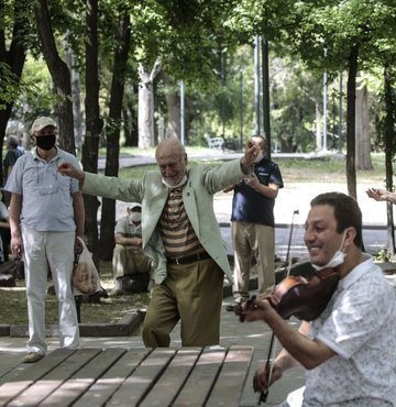 Koronavirüs ile mücadele kapsamında sokağa çıkmaları kısıtlanan 65 yaş ve üstü vatandaşlar, bugüne özel izinle ikinci kez sokağa çıktı. 65 yaş ve üstü vatandaşlar bugün altı saat boyunca güzel havanın tadını çıkardı