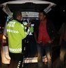 Sakarya’nın Adapazarı ilçesinde daha öncesinde 2025 yılına kadar ehliyetine el konulan ve sokağa çıkma kısıtlamasında izni olmadan alkollü olarak dışarıya çıkarak araç kullanarak kazaya karışan sürücüye 10 bin TL’nin üzerinde ceza yazıldı. Kaza sonrasında ise polis ile ayakta durmakta güçlük çeken ilginç diyaloglar dikkatlerden kaçmadı