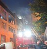 Küçükçekmece’de 4 katlı apartmanın çatısı alev alev yandı. İtfaiye ekipleri tarafından kısa sürede kontrol altına alındı