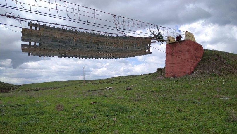 Son dakika haberler... Kars'ta 110 metrelik asma köprü, şiddetli rüzgar nedeniyle yıkıldı!