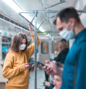 İngiltere’de koronavirüsün metrolarda nasıl bulaştığına dair yeni bir simülasyon videosu yayınlandı. Metroda koronavirüse sahip bir kişi, çevresindeki herkesi virüsle kapladığı ortaya çıktı