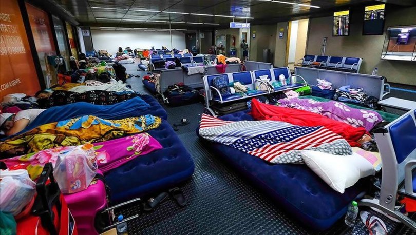 Parasızlıktan Brezilya'da mahsur kalan 200 kişi havaalanına kamp kurdu!