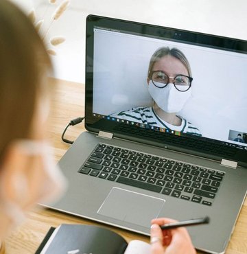 Koronavirüs salgını ile birlikte artan evden çalışma ve uzaktan eğitim yöntemlerine bağlı olarak Microsoft, hazırladığı ilk çalışma trendi endeksini açıkladı. Buna göre nisan ayında günde 2.7 milyar dakika görüşmenin gerçekleştiği Teams üzerinden yapılan canlı yayınlar 5 kat, görüntülü toplantılar 10 kat arttı.