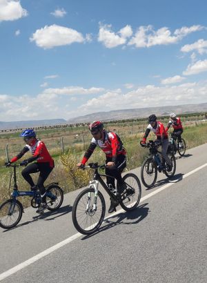 Kadın kaymakam, bisikletçilerle pedal çevirdi