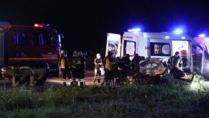 Manisa Da Feci Kaza Otobus Ile Otomobil Carpisti Gundem Haberleri