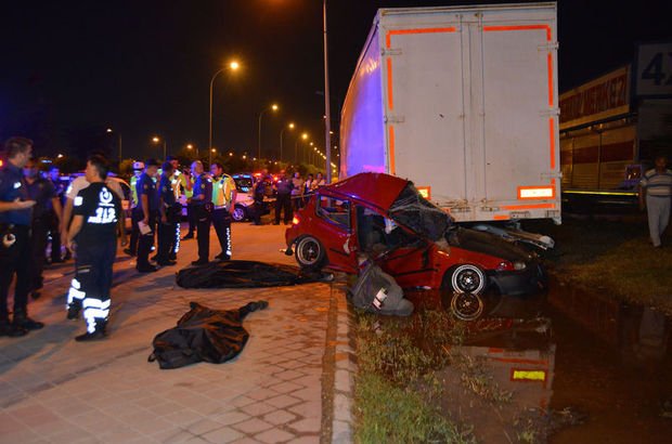 Adana'da otomobil TIR dorsesine çarptı