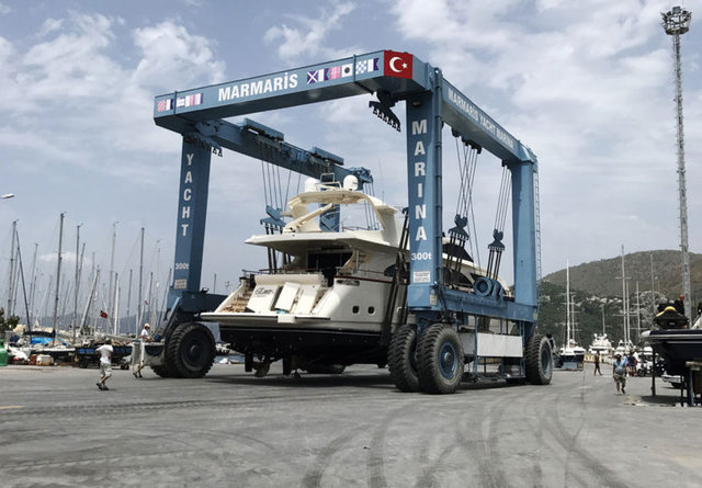 El değmemiş koyların milyon dolarlık misafirleri denize indiriliyor