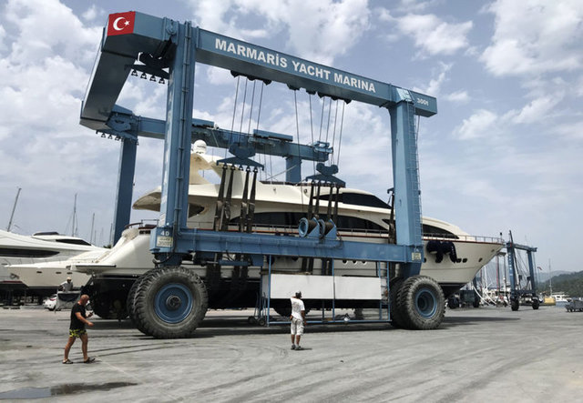 El değmemiş koyların milyon dolarlık misafirleri denize indiriliyor