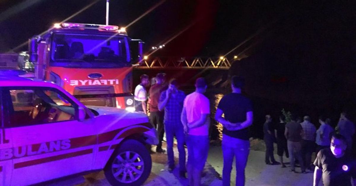 Son dakika... Erzincan'da minibüs Fırat Nehri'ne uçtu: 2 ölü, 4 ...