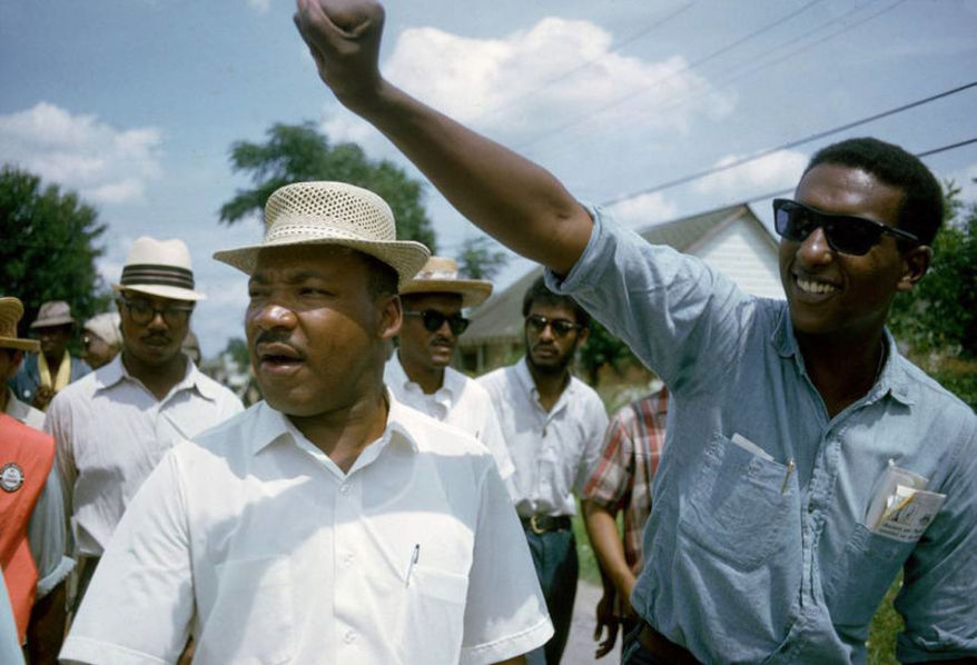 Dr. Martin Luther King, Jr. (solda) ve Stokely Carmichael 
