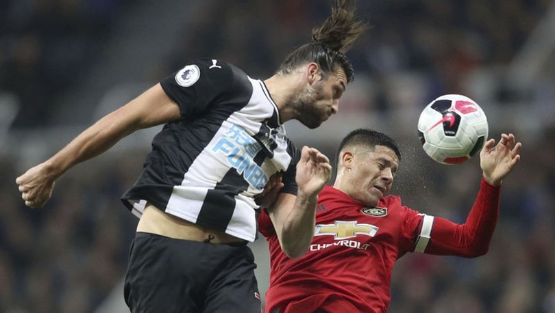 Newcastle United'dan Carroll ve Manquillo'ya yeni sözleşme