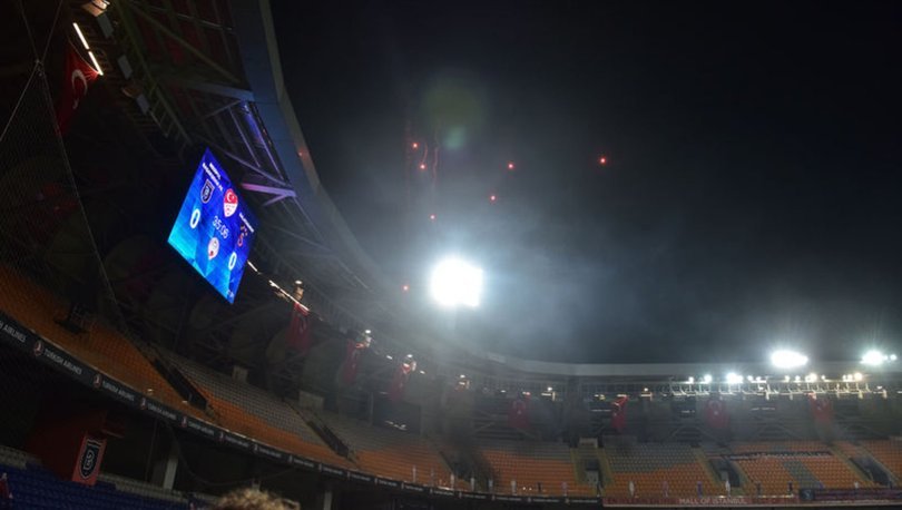 Başakşehir - Galatasaray maçında sahaya dışarıdan yanıcı madde atıldı