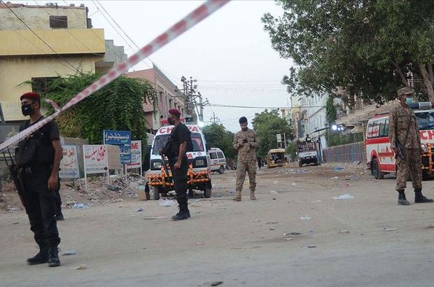 Pakistan borsasına silahlı saldırı: 4'ü saldırgan 9 ölü 