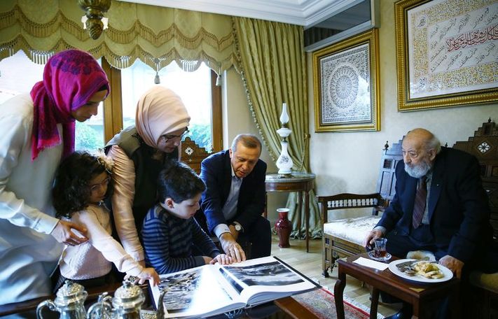 2018'de vefat eden usta fotoğrafçı Ara Güler, Erdoğan ailesini torunları Ahmet Akif ile Mahinur ile fotoğraflamıştı. 