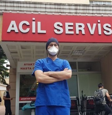 Acil hekimi Dr. Fatih Cırıl, “Bu işin şakası yok, nefes alamadıkça ölümü düşünüyorsunuz. Dışarı çıkmak zorunda olmayanlar evde kalsın, çıkanlar da maskesini mutlaka taksın" dedi