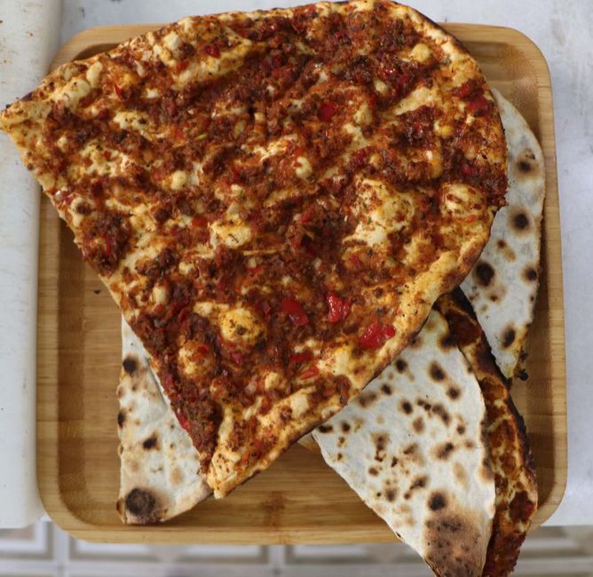 Lahmacun Sarimsakli Mi Olur Soganli Mi Ht Gastro
