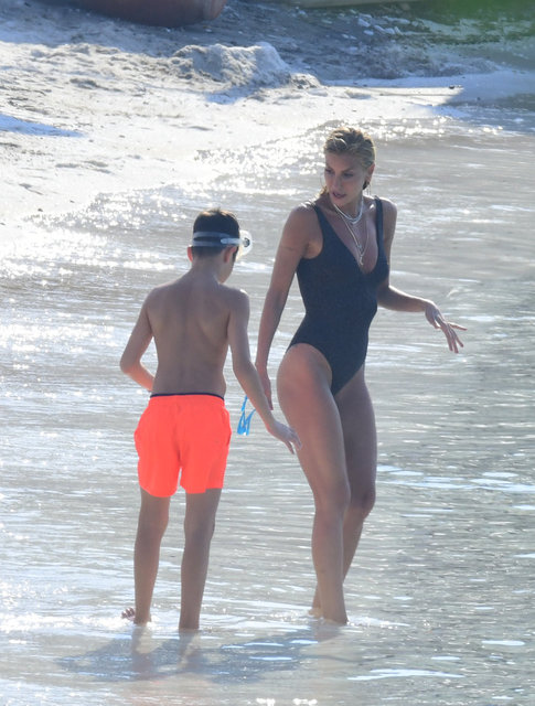 Çağla Şıkel çocuklarıyla Bodrum'da - Magazin haberleri