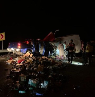 Antalya'da feci kaza Ticari araçla kamyonet çarpıştı