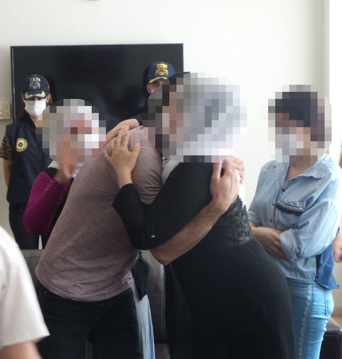 Mersin'de teslim olan PKK üyesi, ailesiyle buluşturuldu