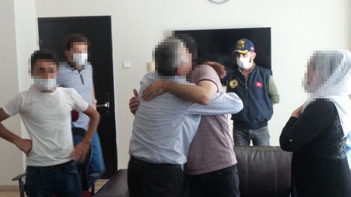 Mersin'de teslim olan PKK üyesi, ailesiyle buluşturuldu