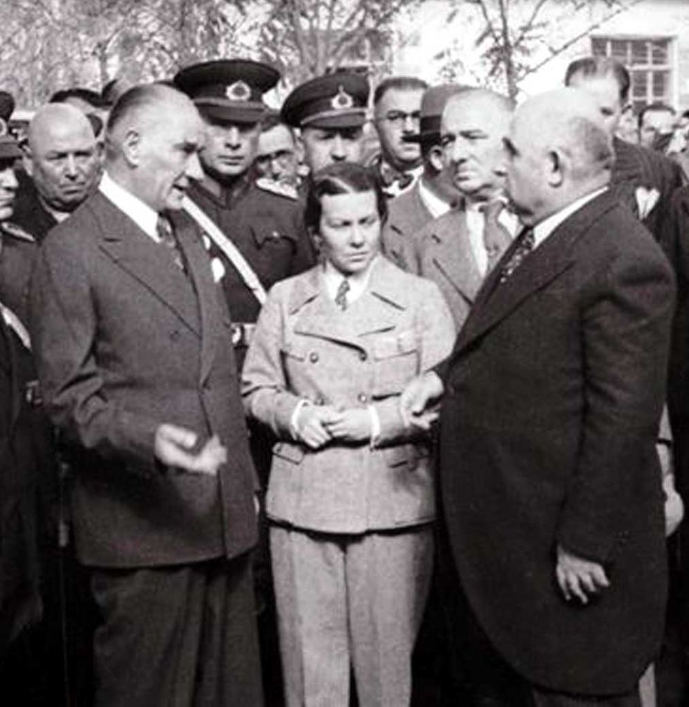 Âbidin Özmen (sağda), 1935’te umumî müfettiş olarak bulunduğu Diyarbakır’da Atatürk ve Sabiha Gökçen ile.