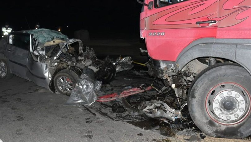 Aksaray'da otomobil, kamyona çarptı: 1 ölü