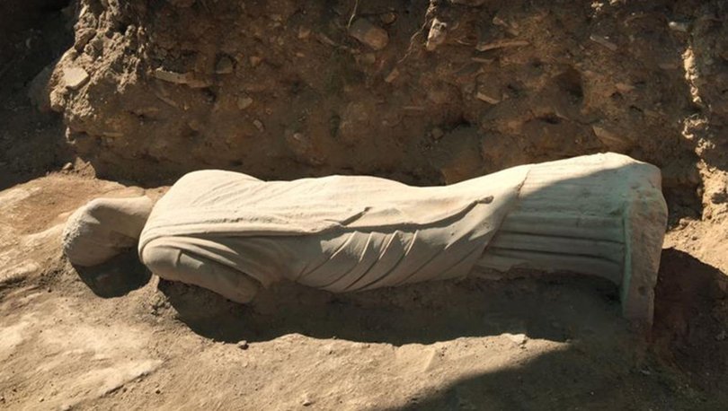 Perge'de, 1700 yıllık kadın heykeli bulundu