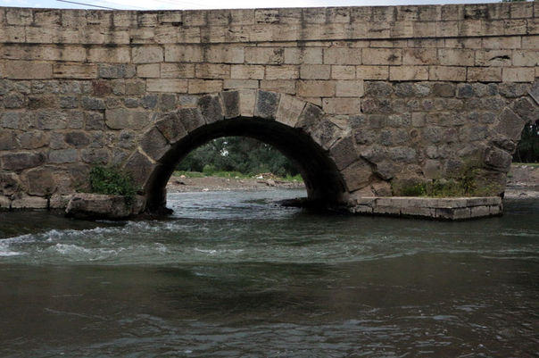 Roma döneminden kalan köprü hala kullanılyor