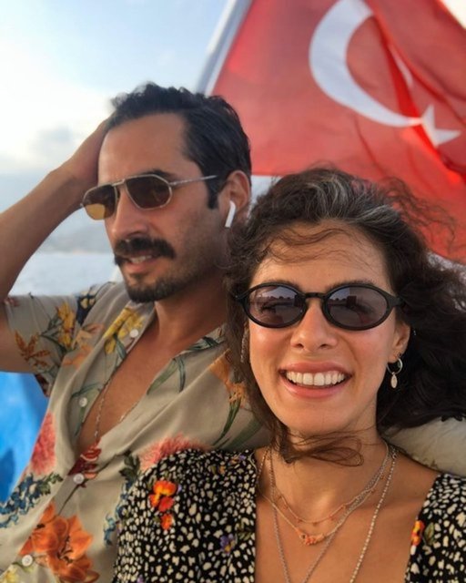 Özge Özpirinçci ile Burak Yamantürk'ten aşk pozu - Magazin haberleri