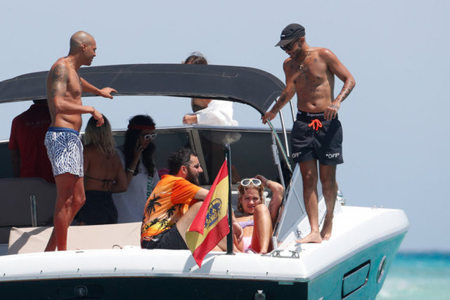 Rita Ora arkadaşlarıyla Ibiza'da - Magazin haberleri