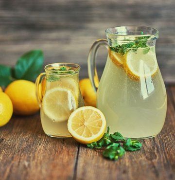 Beslenme Uzmanı Gözde Güzelcan, dışarıda satılan hileli limonataların uzun vadede tüketimde kansere, diyabete, birçok kronik rahatsızlığa ve çocuklarda hiperaktiviteye yol açabileceğini belirtip, "Kesinlikle tüketilmemesi gerekir" diye uyardı