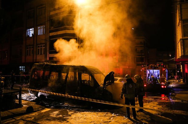 İstanbul'da servis minibüsü alev alev yandı
