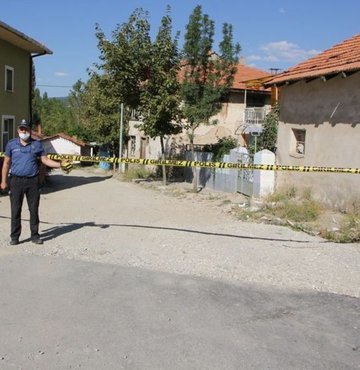 Kütahya’nın Hisarcık ilçesinde pozitif vakalar nedeniyle yeni tip koronavirüs tedbirleri kapsamında iki mahalledeki 6 ev ve apartmanın bulunduğu sokak ve caddelerde karantina uygulaması başlatıldı