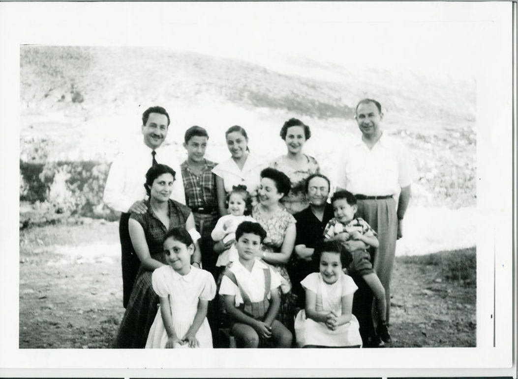 Amin Maalouf (önde ortada) ve ailesi... (1955)
