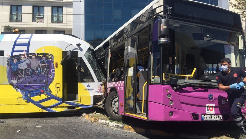 Son dakika haberi İstanbul'da tramvay halk otobüsüne çarptı!
