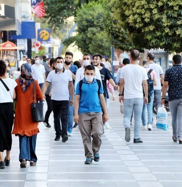 Prof. Dr. Muhammed Emin Akkoyunlu, "SaÄlÄ±klÄ± kiÅilerin grip ve zatÃ¼rre aÅÄ±larÄ± yaptÄ±rarak Kovid-19âa yakalanma ya da hastalÄ±ÄÄ± rahat geÃ§ireceÄi yÃ¶nÃ¼ndeki iddialarÄ±n bilimsel dayanaÄÄ± yok. Bu aÅÄ±larÄ± grip ya da zatÃ¼rre aÃ§Ä±sÄ±ndan risk grubunda olanlara yaptÄ±rmalÄ±" uyarÄ±sÄ±nda bulundu