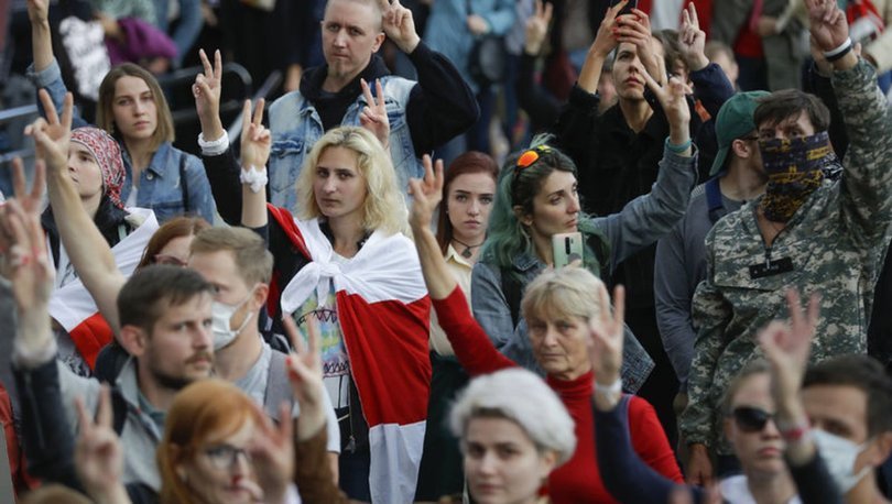 Belarus'ta seçimlerin adil olmadığını üşünen binlerce insandan protesto