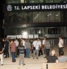 Lapseki Belediye binasına silahla ateş ettiği ve ardından belediye başkanını arayıp kazayla olduğunu söylediği öne sürülen 2 şüpheli yakalandı. Olayla ilgili konuşan Belediye Başkanı Eyüp Yılmaz, "Her zaman bizlerin yanında olan bir arkadaşımız, herhalde çok sarhoştu, 