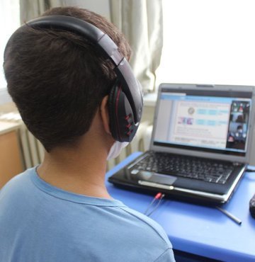 Milyonlarca öğrenci dijital eğitim için bugünden itibaren ekran başına kilitlendi. Yeni eğitim öğretim yılında bilgisayar, tablet ve telefonlar temel eğitim malzemesi haline gelince, dijital dünyada dolaşan 1 milyarı aşkın zararlı yazılıma karşı güvenlik önlemlerini almanın önemi de kritik hale geldi. Peki Türkiye tarihinin en dijital eğitim yılında öğrenci, öğretmen ve veliler hangi dijital önlemleri almalı? İşte riskler ve bunlara karşı yapılması gerekenler...