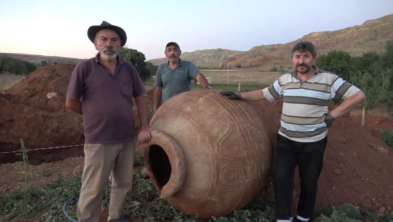 Tarlasında binlerce yıllık tarihi küp buldu
