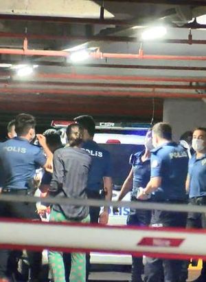 Kadıköy'de polise ve özel güvenlik görevlisine bıçaklı saldırı