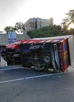 Park halindeki taksiye çarptı: 2 yaralı