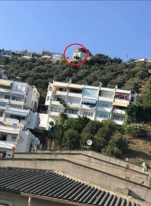 Aksiyon filmi gibi! Uçurumda askıda kaldı!