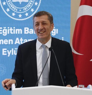 Milli Eğitim Bakanı Ziya Selçuk, uzaktan eğitim sürecinde evde forma giyerek ders dinleyen öğrencilerin fotoğrafını paylaşarak, "Nasıl güzelsiniz bir bilseniz. Uzaktan eğitimle okuldayız formalı ya da formasız" ifadesini kullandı