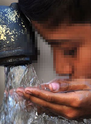 Su içen çocuğu sopayla dövdü!