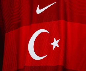 Yeni formalarda logo tartışması!